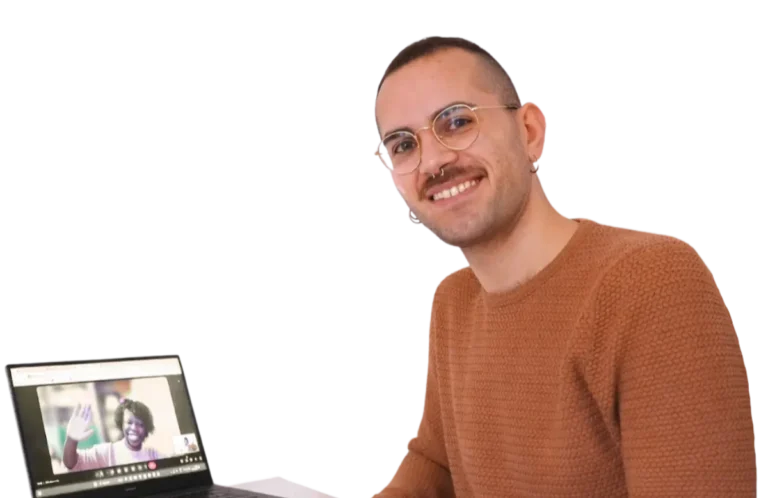 Kevin Fanara, profesor y coach de español online, dando una clase personalizada por videollamada a un estudiante.