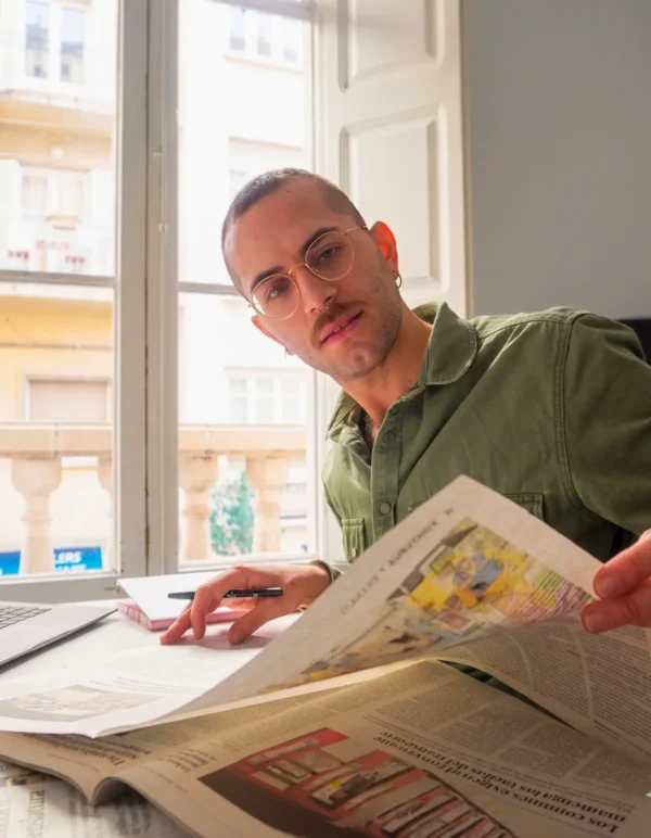 Kevin Fanara leyendo el periódico para una clase de español online
