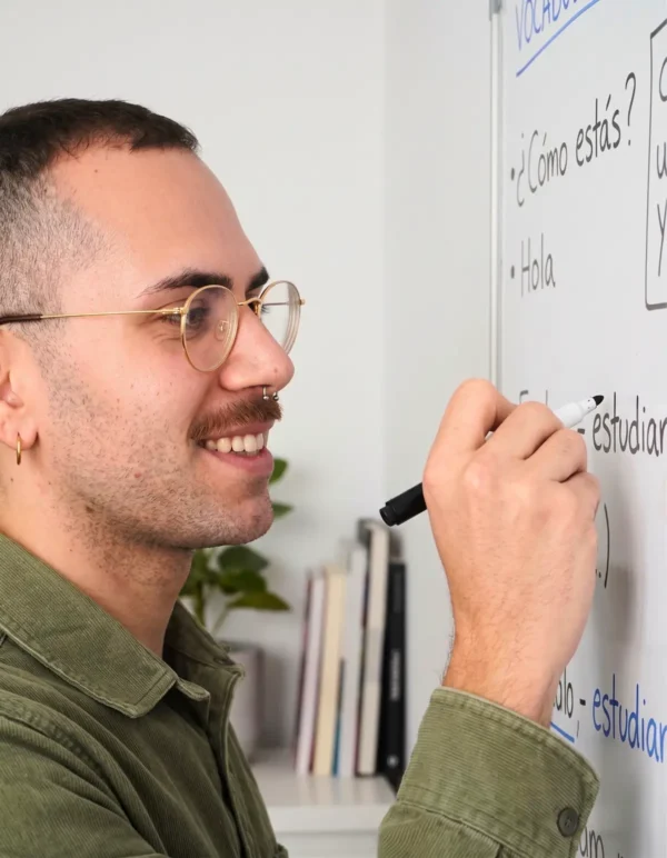 Kevin Fanara explicando en una pizarra para su clase de español