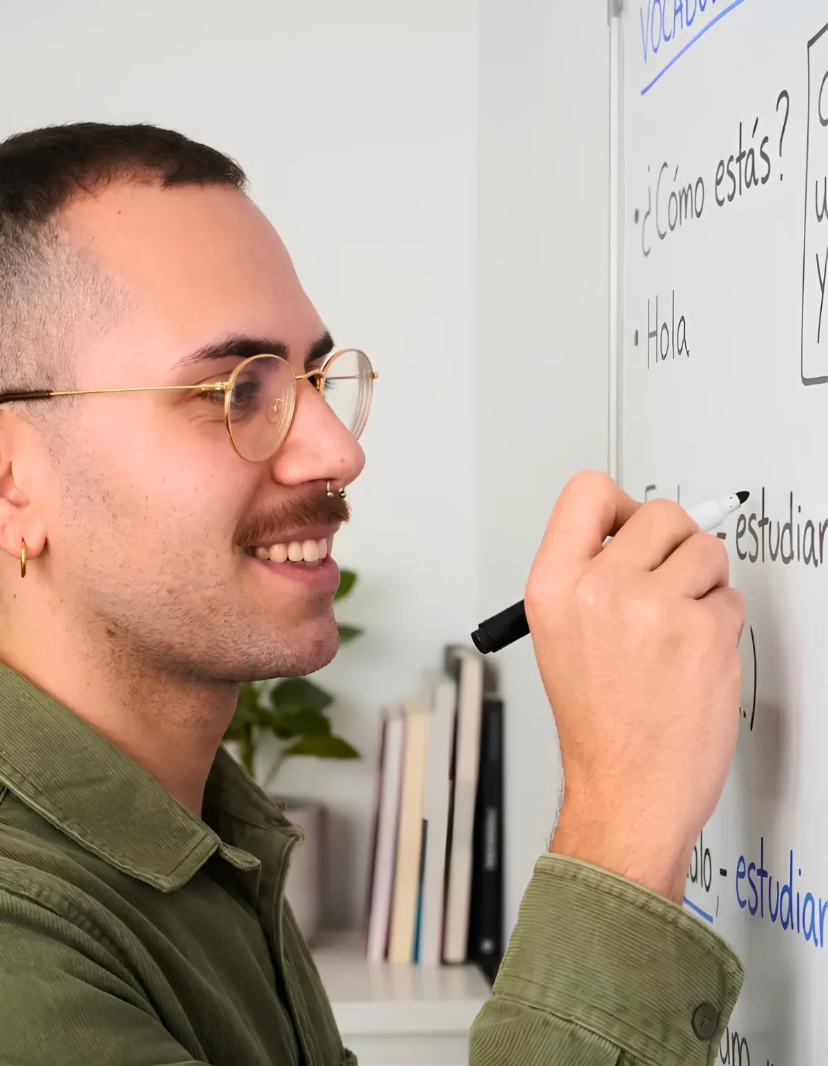 Kevin Fanara, profesor de espa&ntilde;ol online, escribiendo vocabulario en la pizarra durante una clase